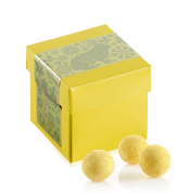 Gul Surpricebox m/p&aring;skelabel, Lakridskugler m/ hvid chokolade og passion, 90 g.